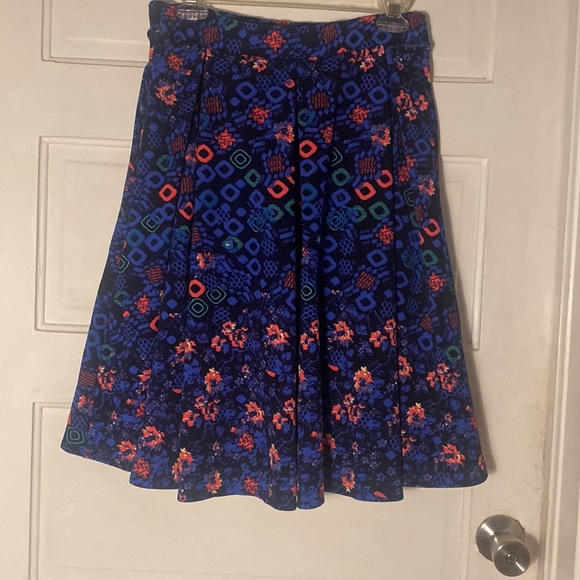 Like new, Madison style, Lularoe skirt with pockets in size small - Picture 4 of 4